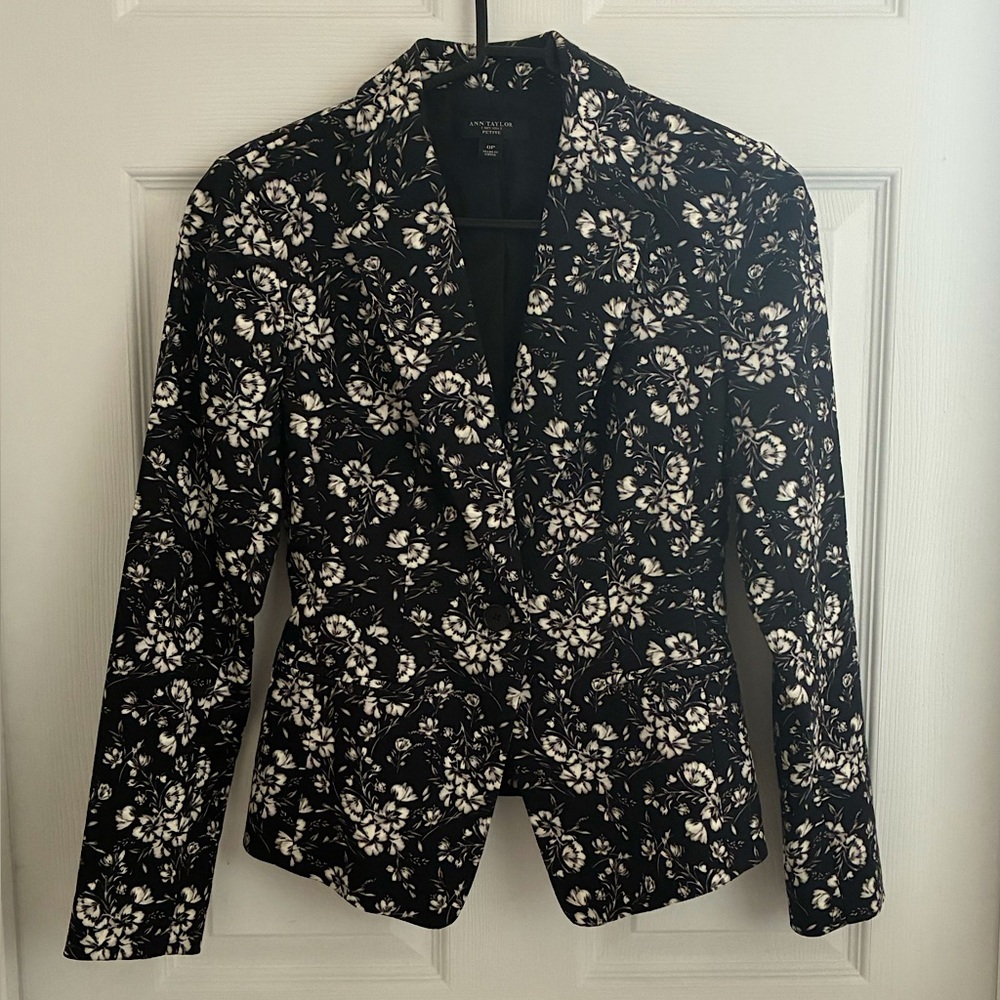 ANN TAYLOR black and white floral print blazer